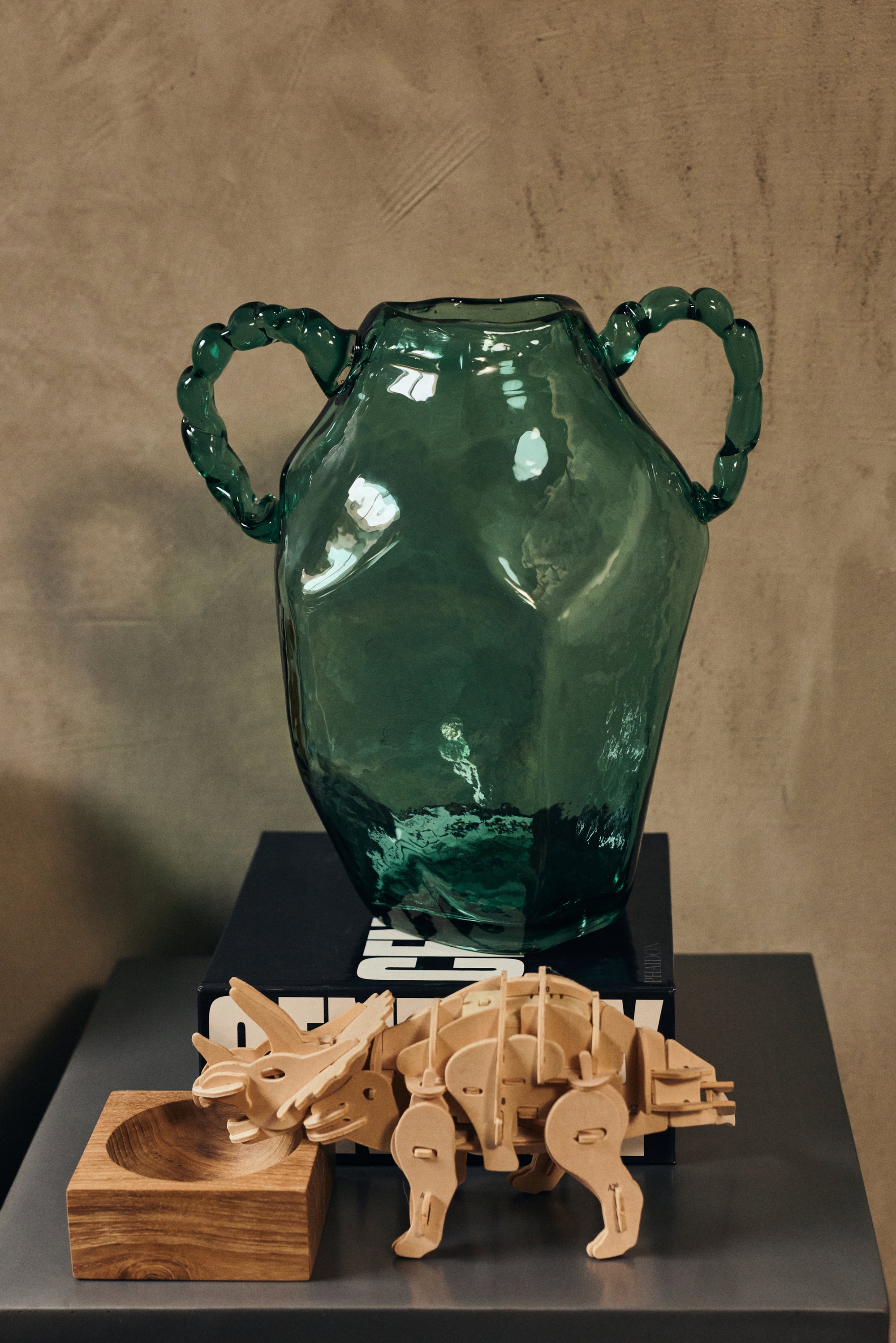 Gemstone amfora vase, sapphire