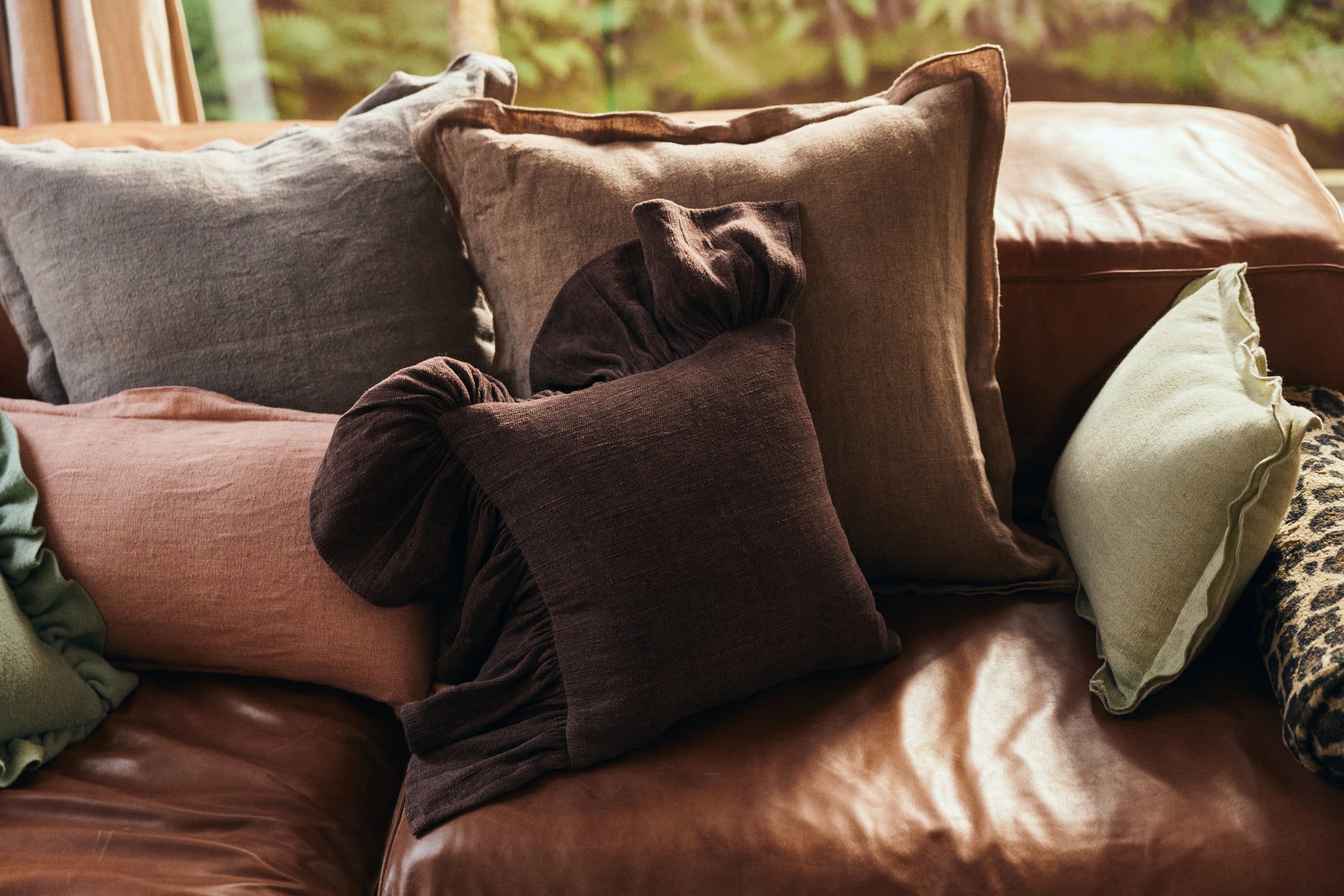 Ruffle cushion, chestnut 50x50cm