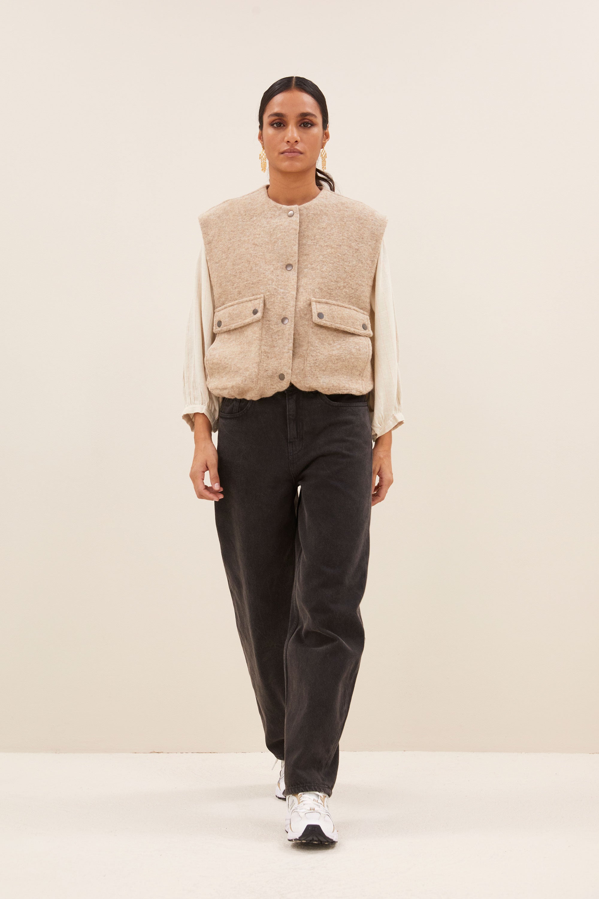 Maggie sleeveless jacket, Dark sand
