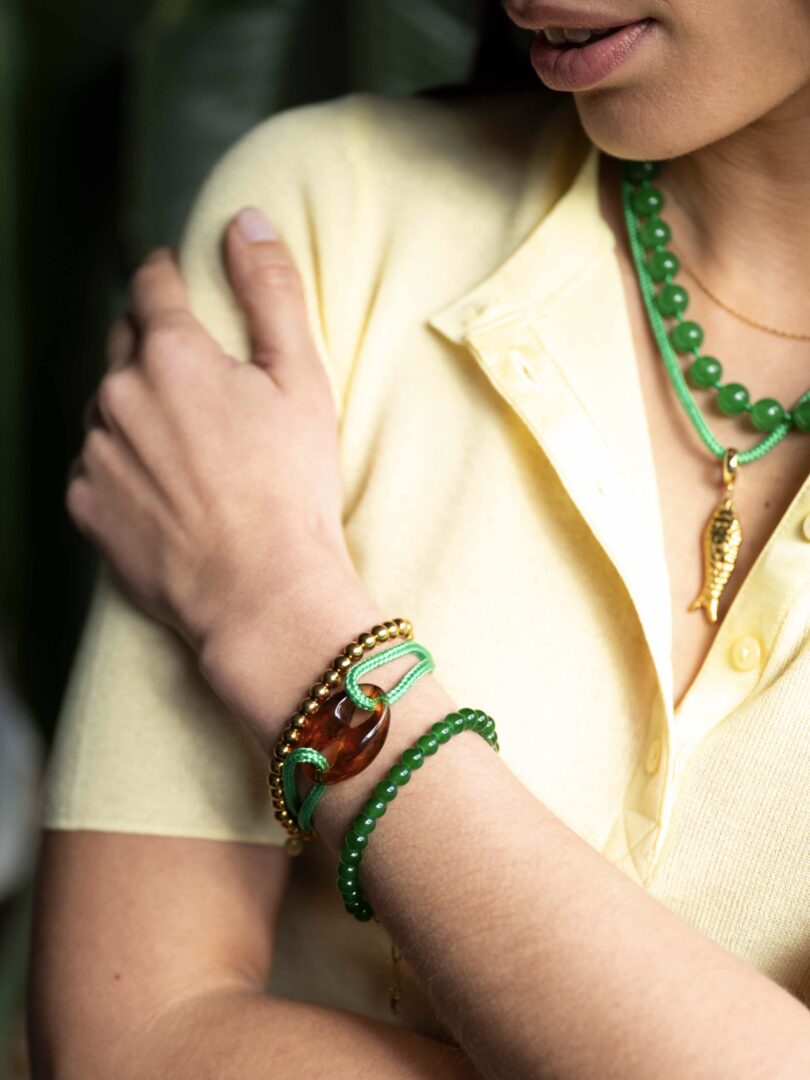 Armband met grote opengewerkte bedel / groen