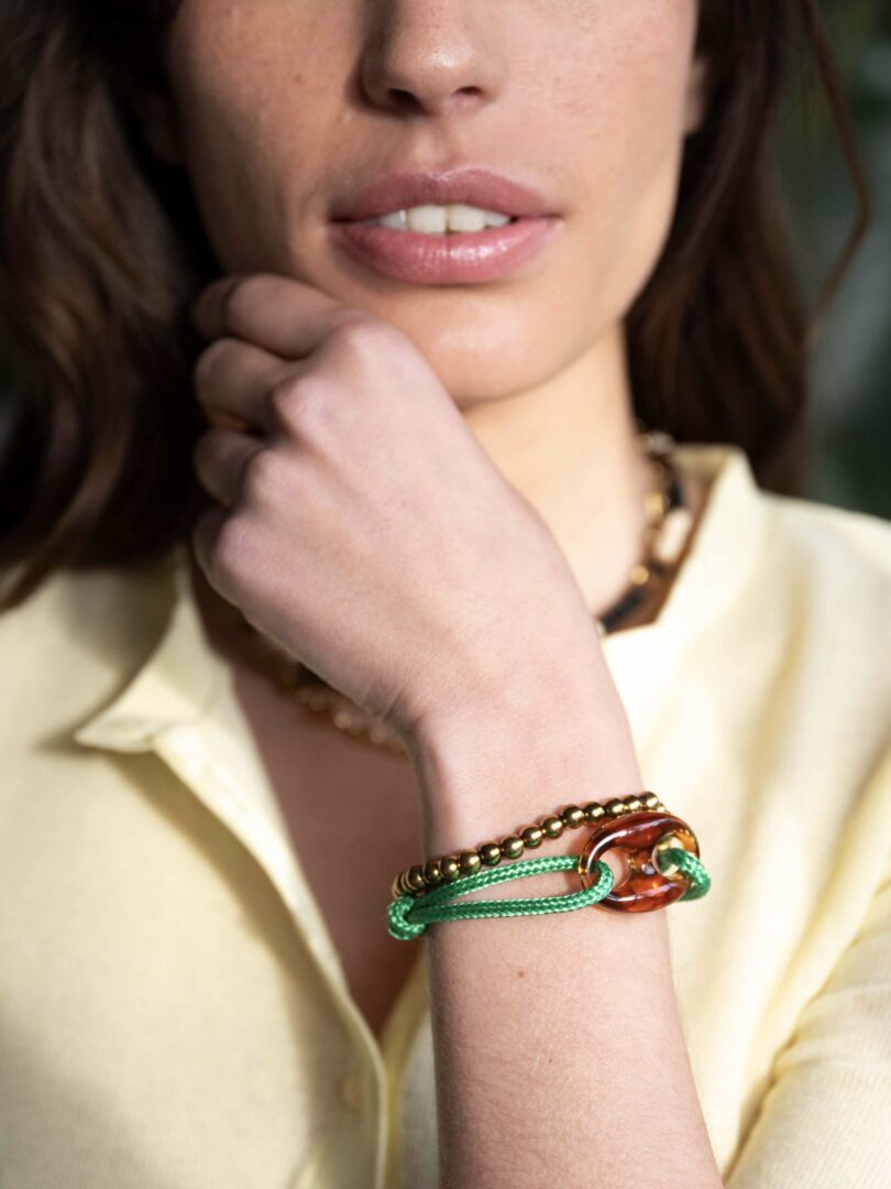 Armband met grote opengewerkte bedel / groen