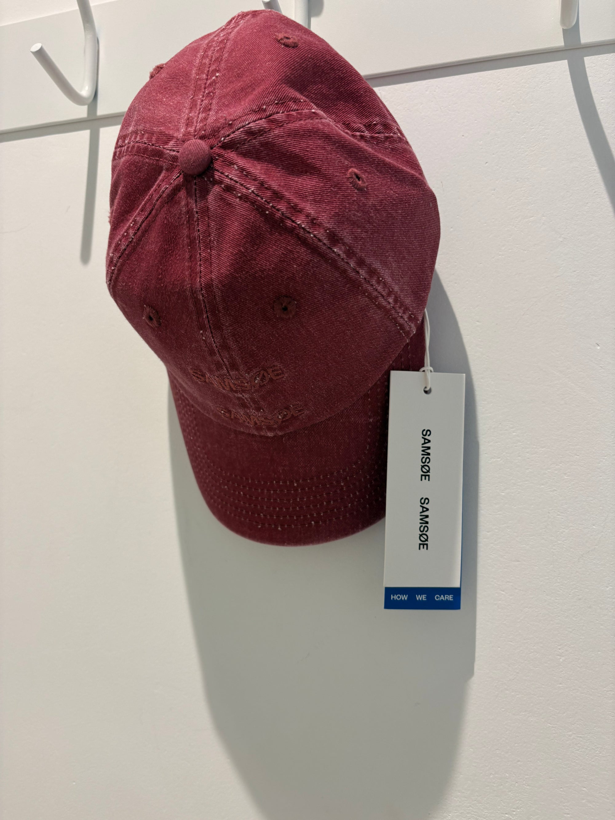 Samsoe cap, Dry rose